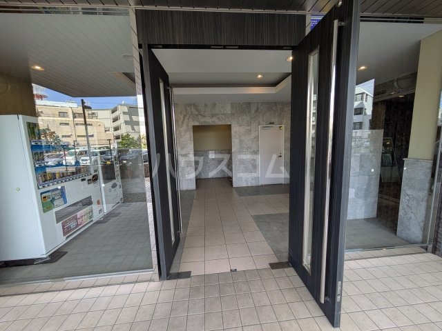 27/30 エントランス