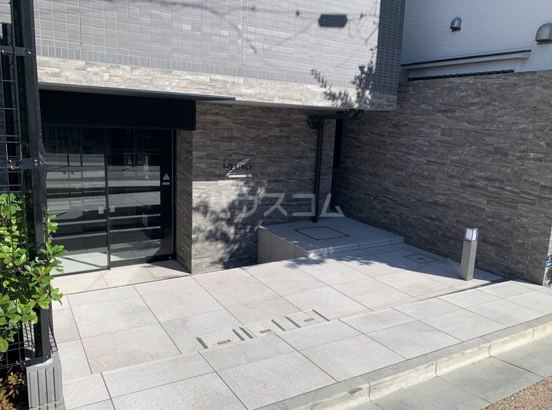 18/19 エントランス