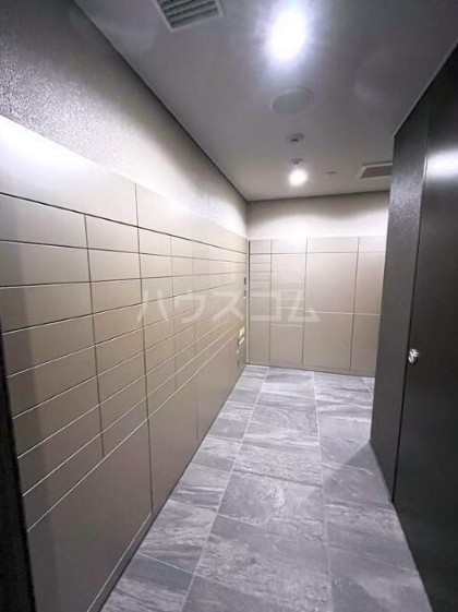 19/27 エントランス