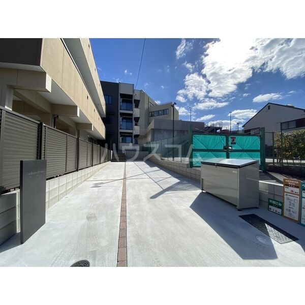 21/27 エントランス