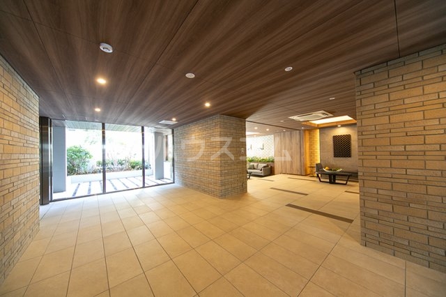 23/30 エントランス