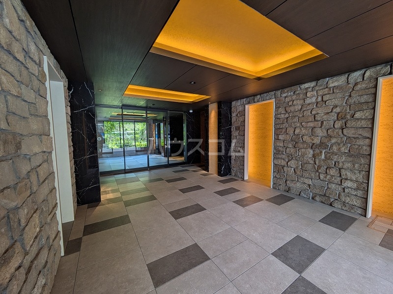 23/30 エントランス