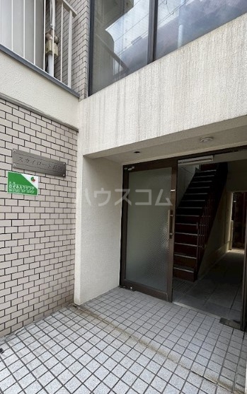 16/23 エントランス