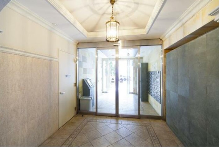 21/30 エントランス