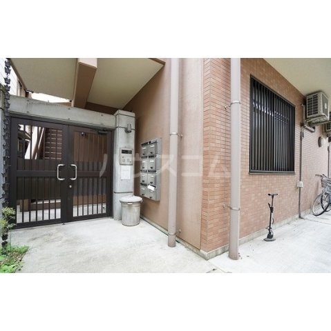 23/30 エントランス