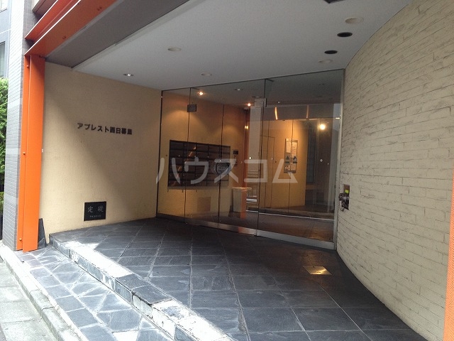 21/30 エントランス