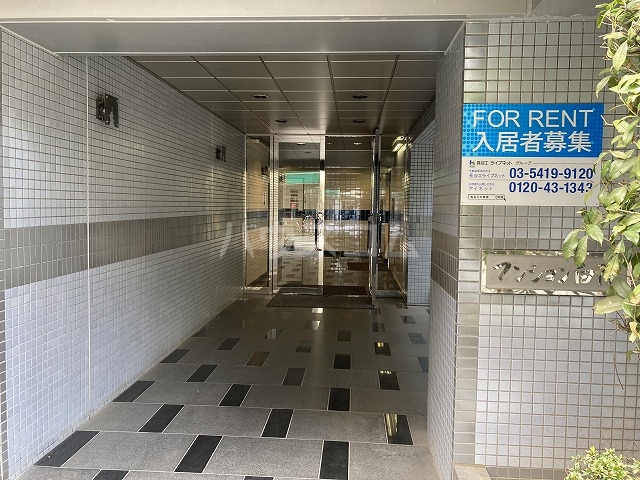 27/30 エントランス