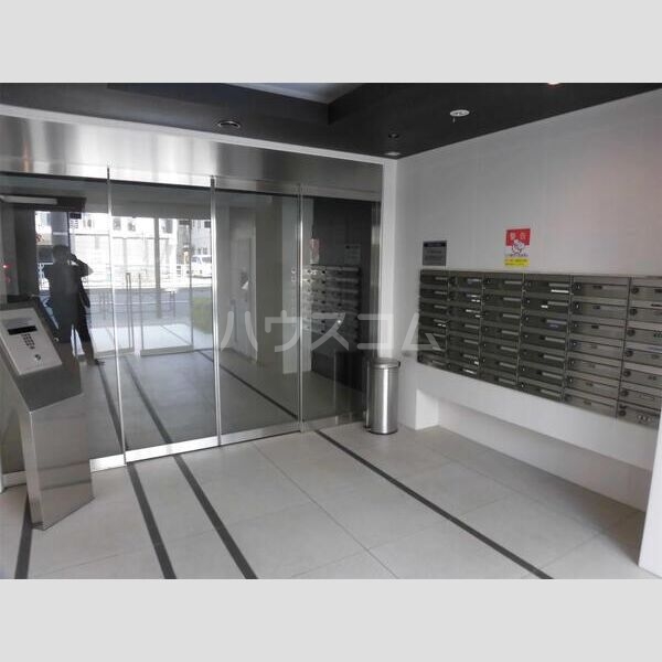 23/27 エントランス