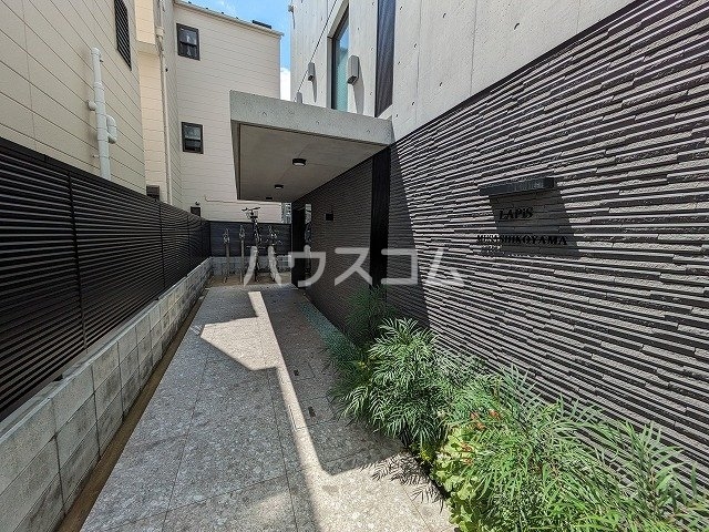 16/19 エントランス