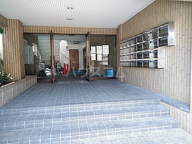 22/27 エントランス