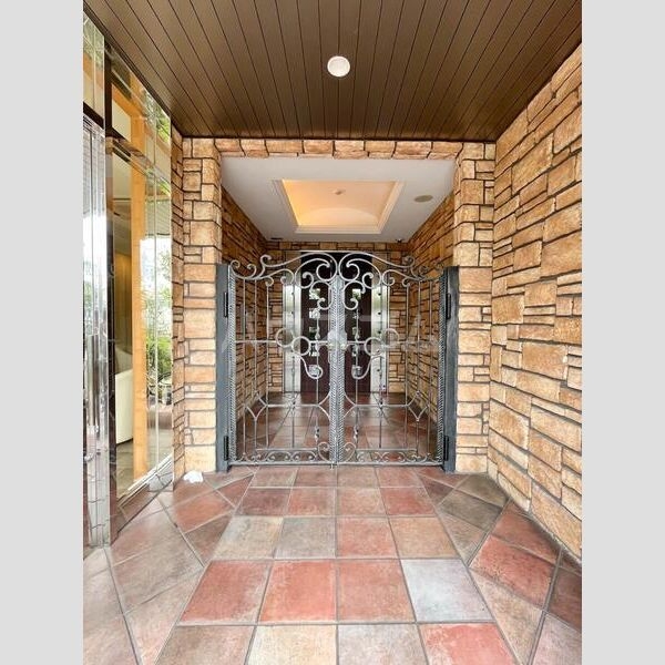 19/30 エントランス