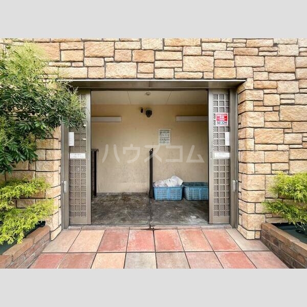 21/30 エントランス