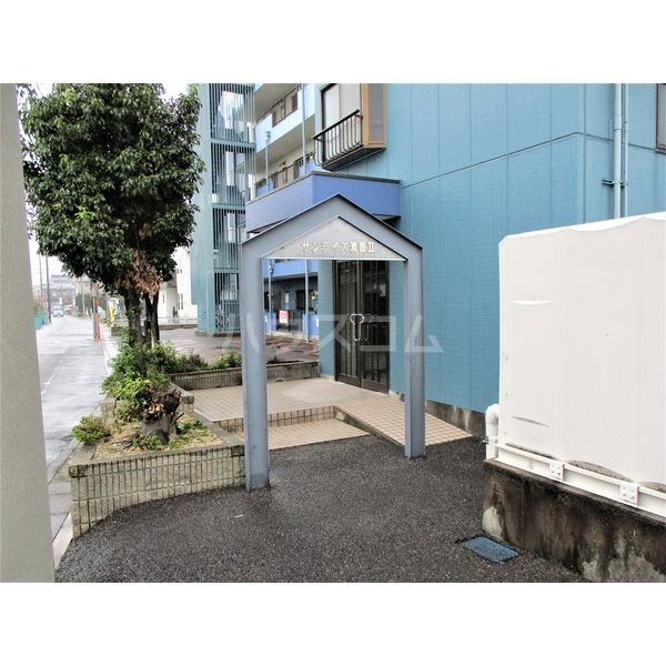 13/22 エントランス