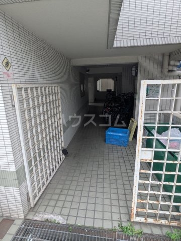 16/23 エントランス