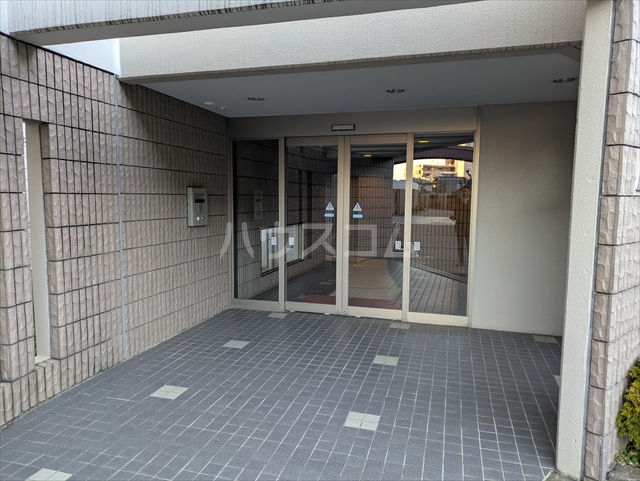 27/30 エントランス