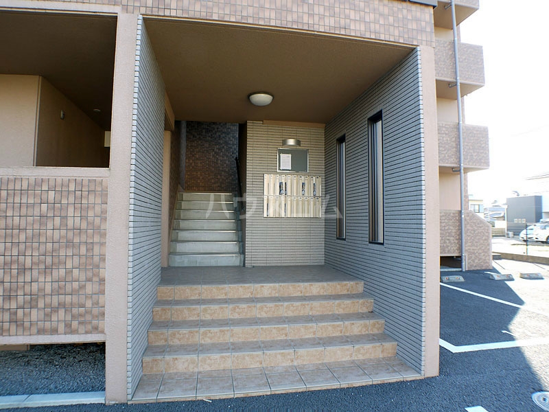 25/27 エントランス