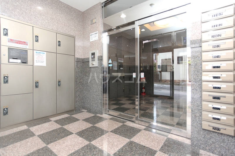 27/30 エントランス