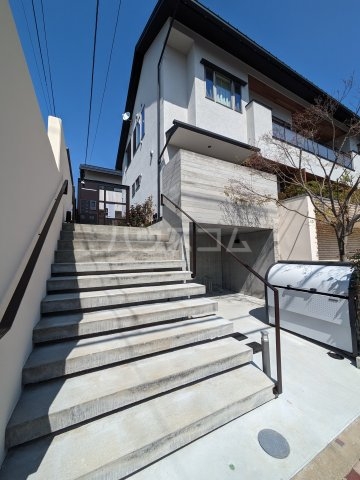 23/30 エントランス