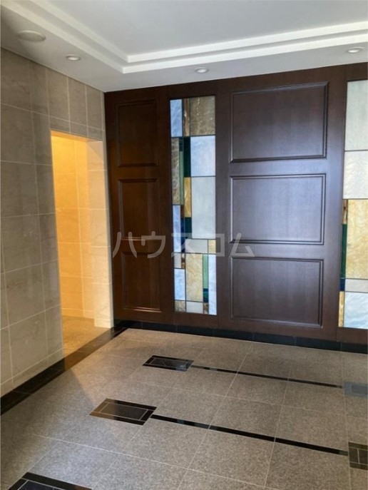 16/19 エントランス