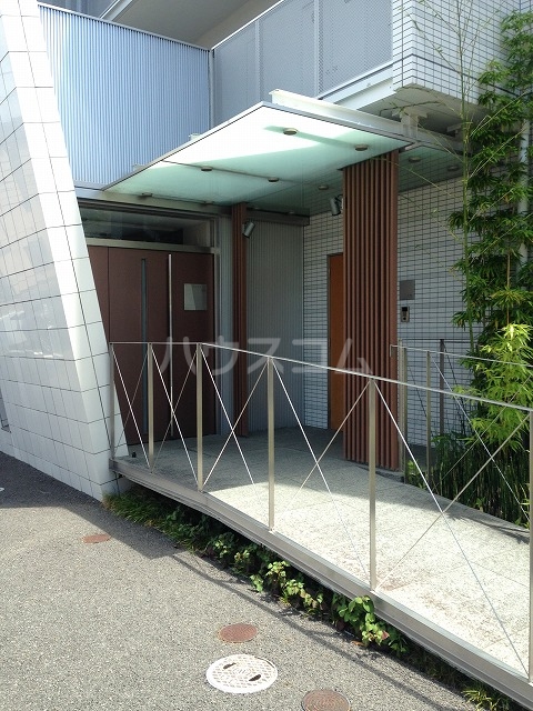 16/20 エントランス