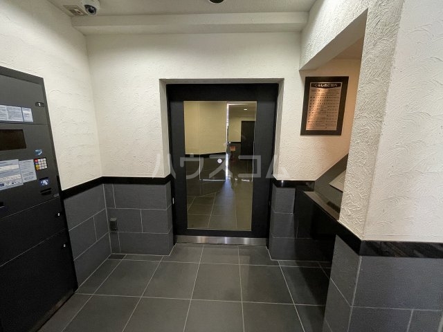 18/23 エントランス