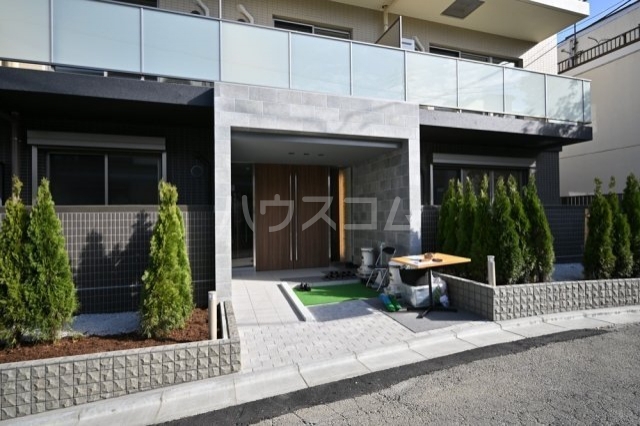 24/30 エントランス