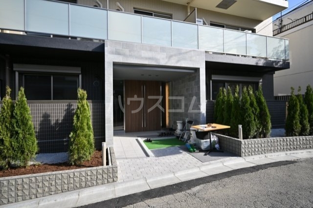 23/28 エントランス