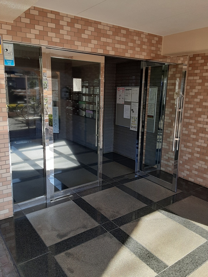 27/30 エントランス