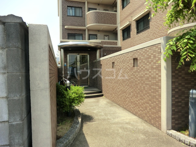 18/26 エントランス