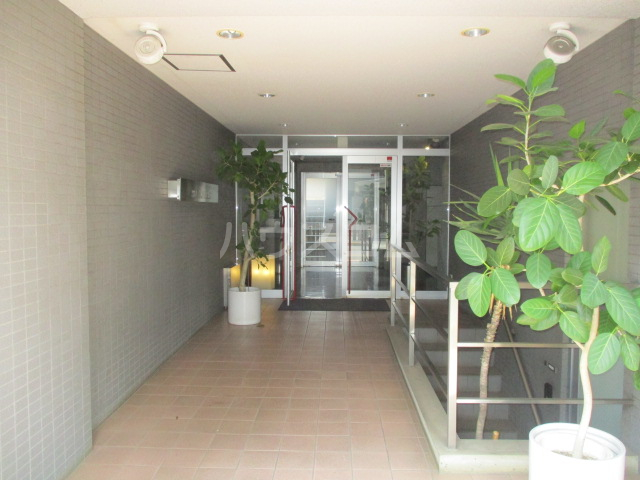 27/30 エントランス