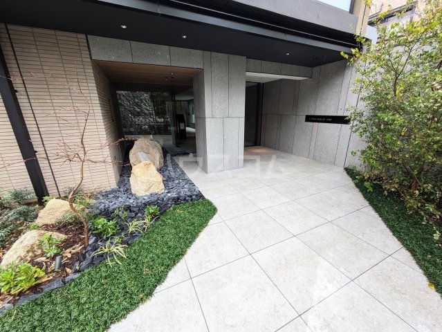 23/28 エントランス