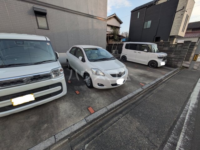 18/21 駐車場