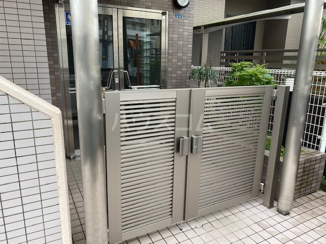 27/30 エントランス