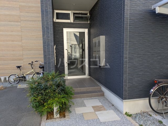 24/30 エントランス