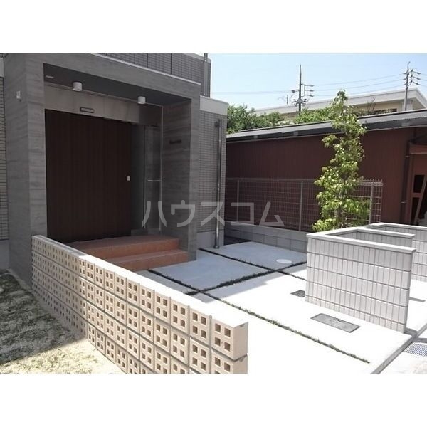 19/30 エントランス