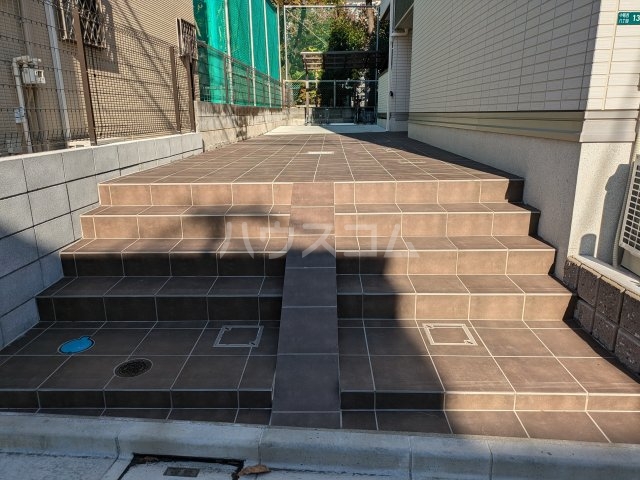 28/30 エントランス