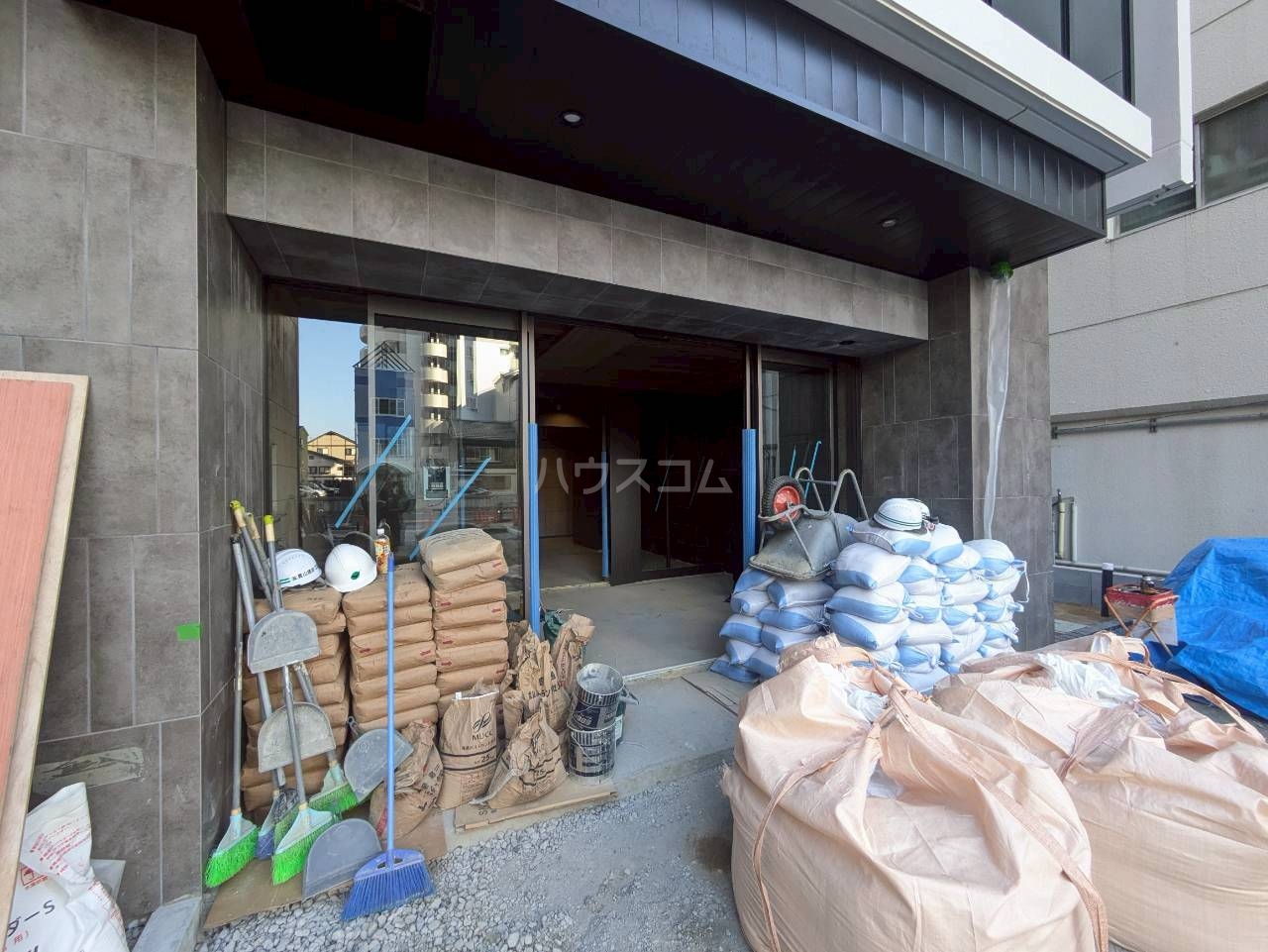 27/30 エントランス