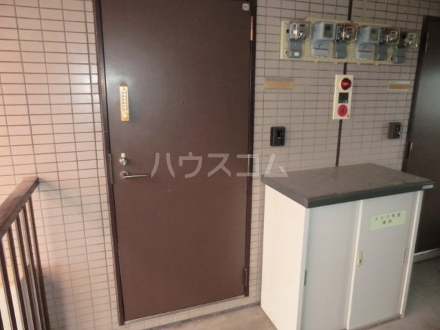 23/30 エントランス