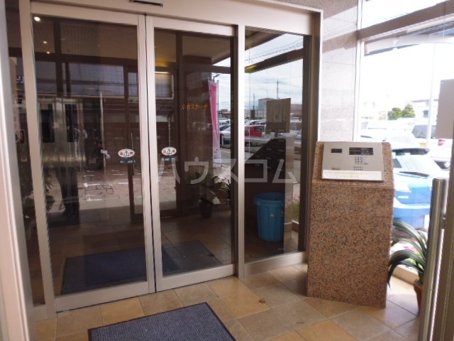 27/30 エントランス