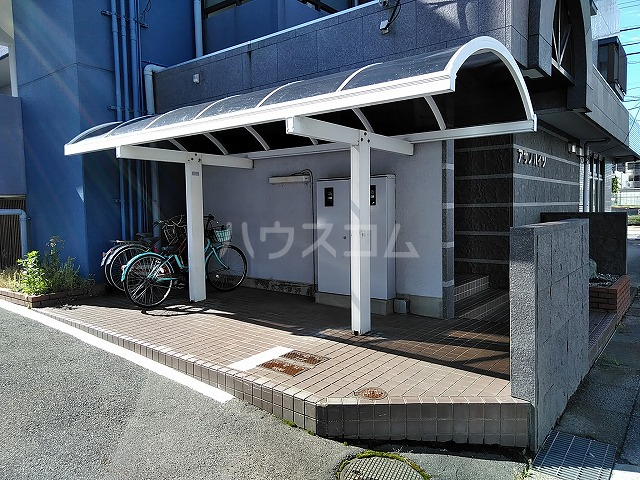 27/30 エントランス