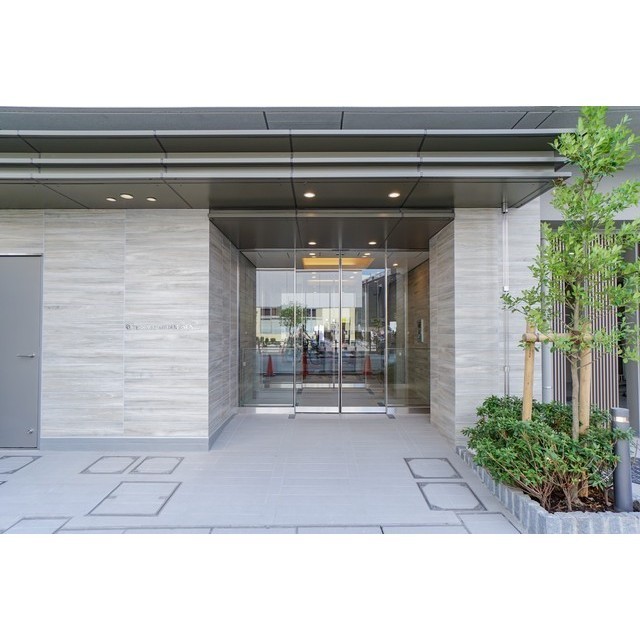 16/23 エントランス