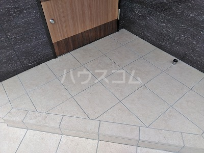 18/27 エントランス