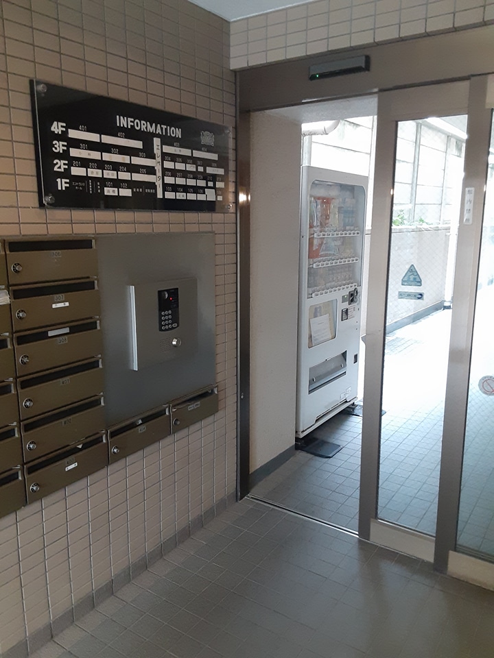 18/19 エントランス