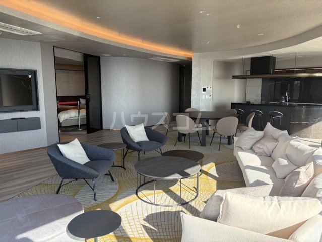 27/30 エントランス