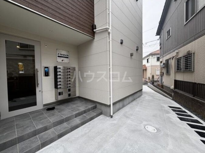 23/27 エントランス