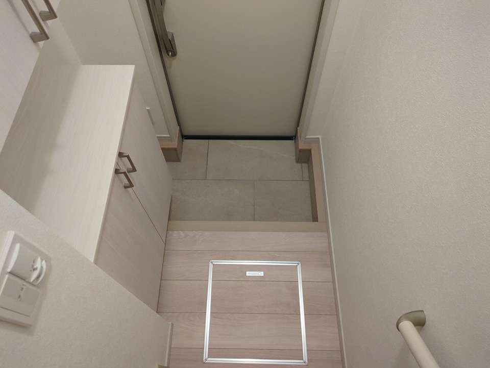 24/30 エントランス