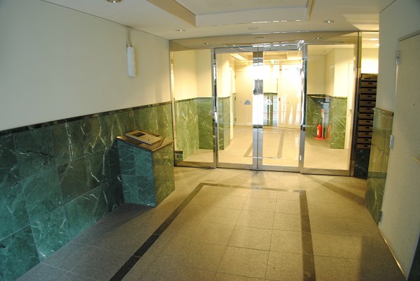 21/30 エントランス