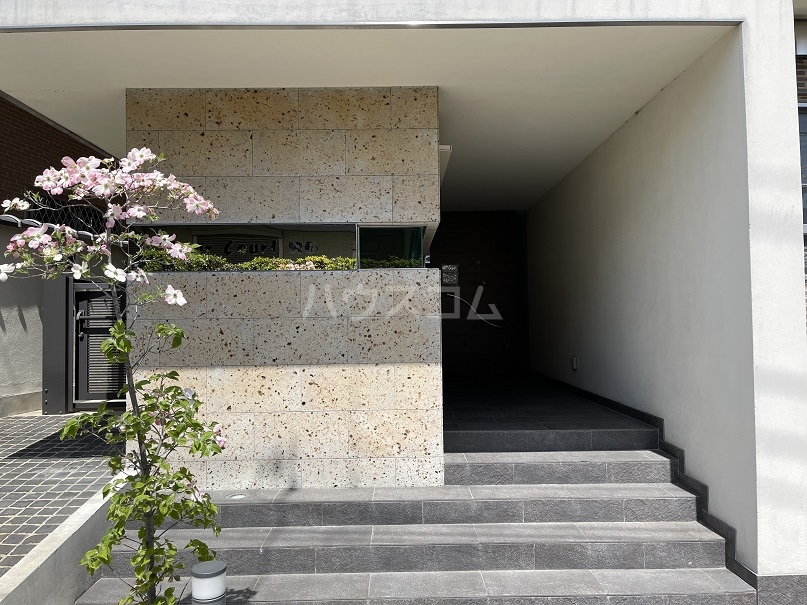 27/30 エントランス