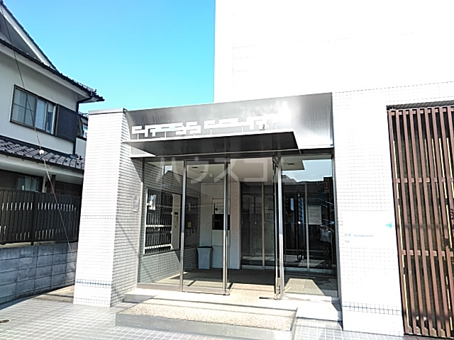 21/30 エントランス