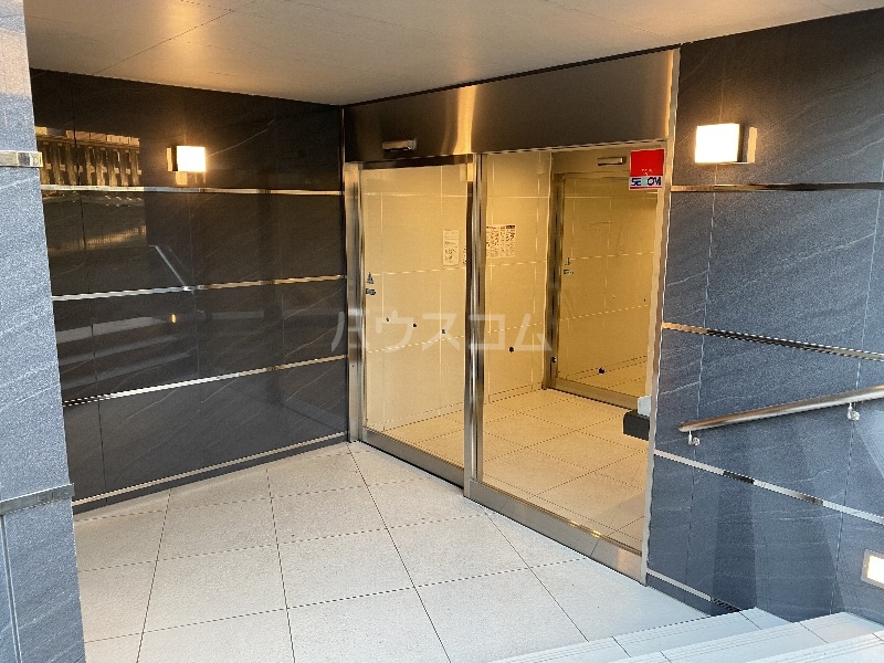 27/30 エントランス